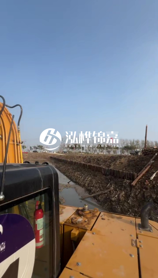 三門峽挖機(jī)打木樁專業(yè)施工-松木樁打樁木價(jià)格含運(yùn)輸成本嗎？